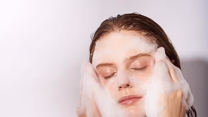 بهترین شوینده صورت برای پوست خشک